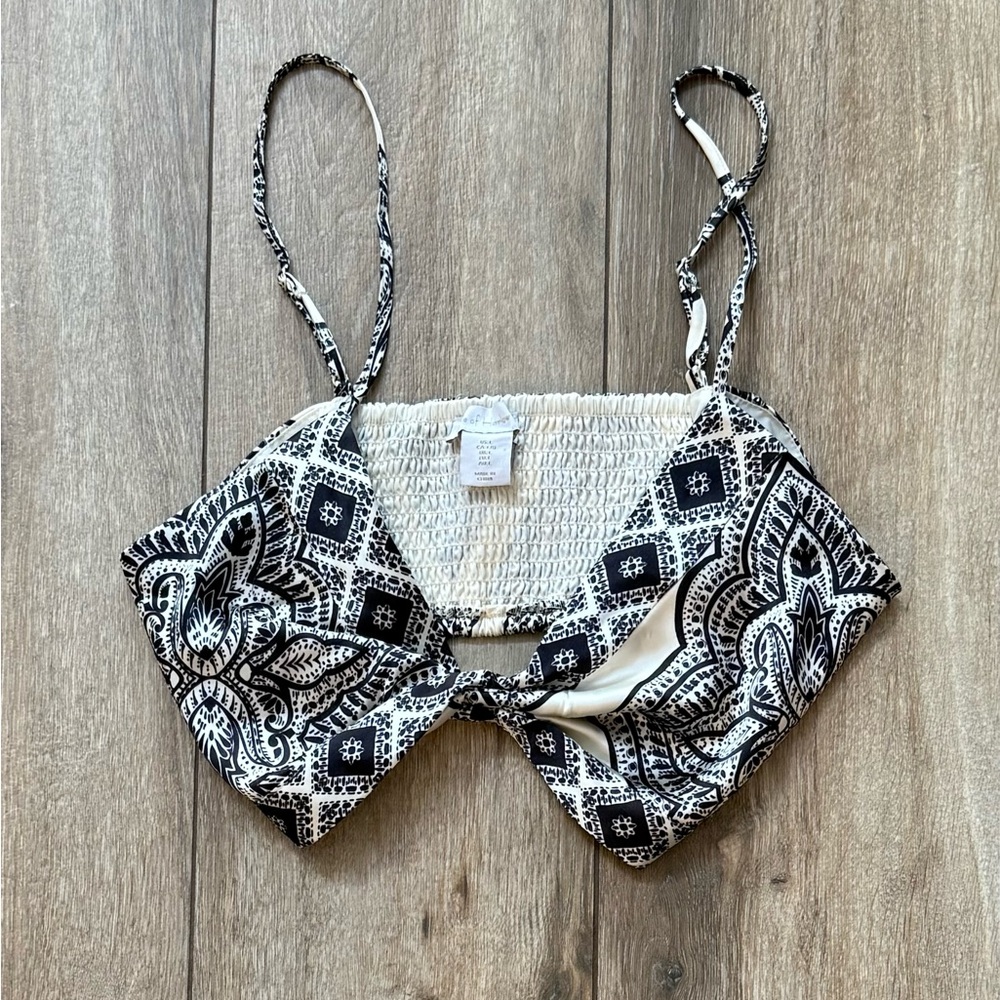 House of Harlow 1960 black and white bandana inspired crop top. Size LG